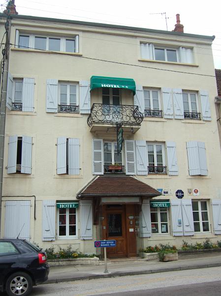 2010-05- (115).JPG - Ankunft nach 23 Kilometern: Unser Hotel in Chagny